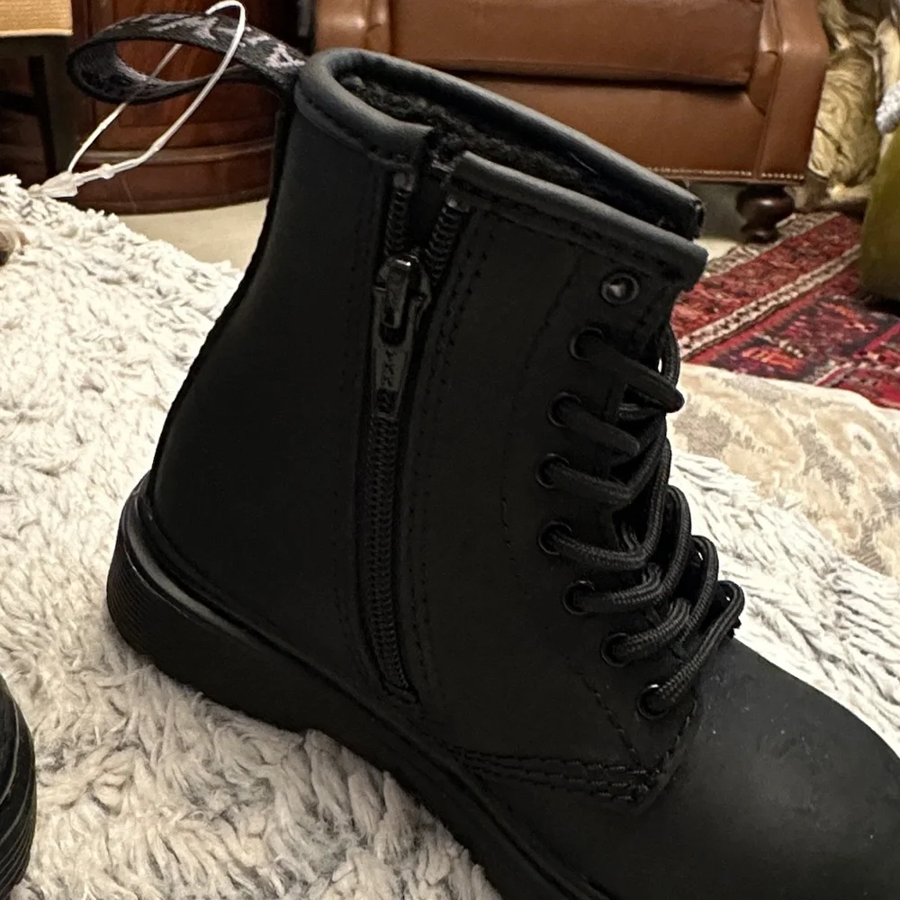 ✔️#66 BNWOT Kids Dr Marten Black Lace-Up Ankle Boots